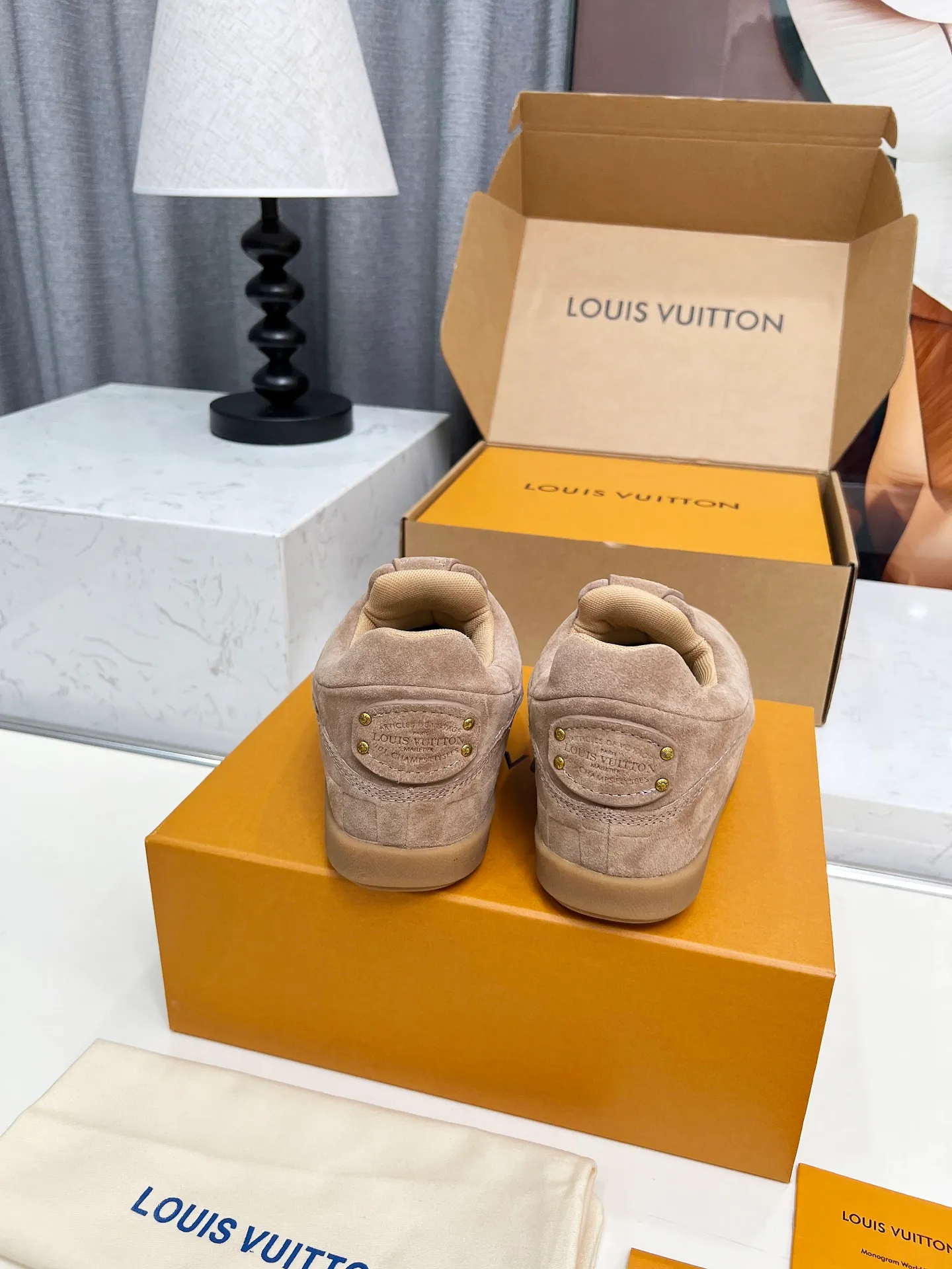 [L Family] P: 740💰 Couple model, size: women 35-41 (customized at 41 for women), 39-46 for men (customized at 45.46) The 2025 iteration of this Time Out sneaker, couple model, LV co-branded nigo, donkey brand, Louis Vuitton, ugly, cute😍Many Internet celebrities have shown off their feet, a classic and versatile item. Fabric: Imported high mercerized cow suede. Lining: high-grade elastic mesh, outsole: original molded outsole, palm print rubber outsole with hidden L letter and Monongram flower.
